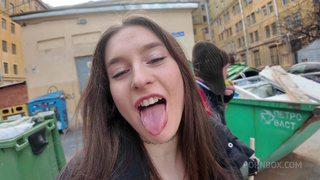 Русская треш блогерша ради хайпа трахнулась с вонючим бомжом на камеру